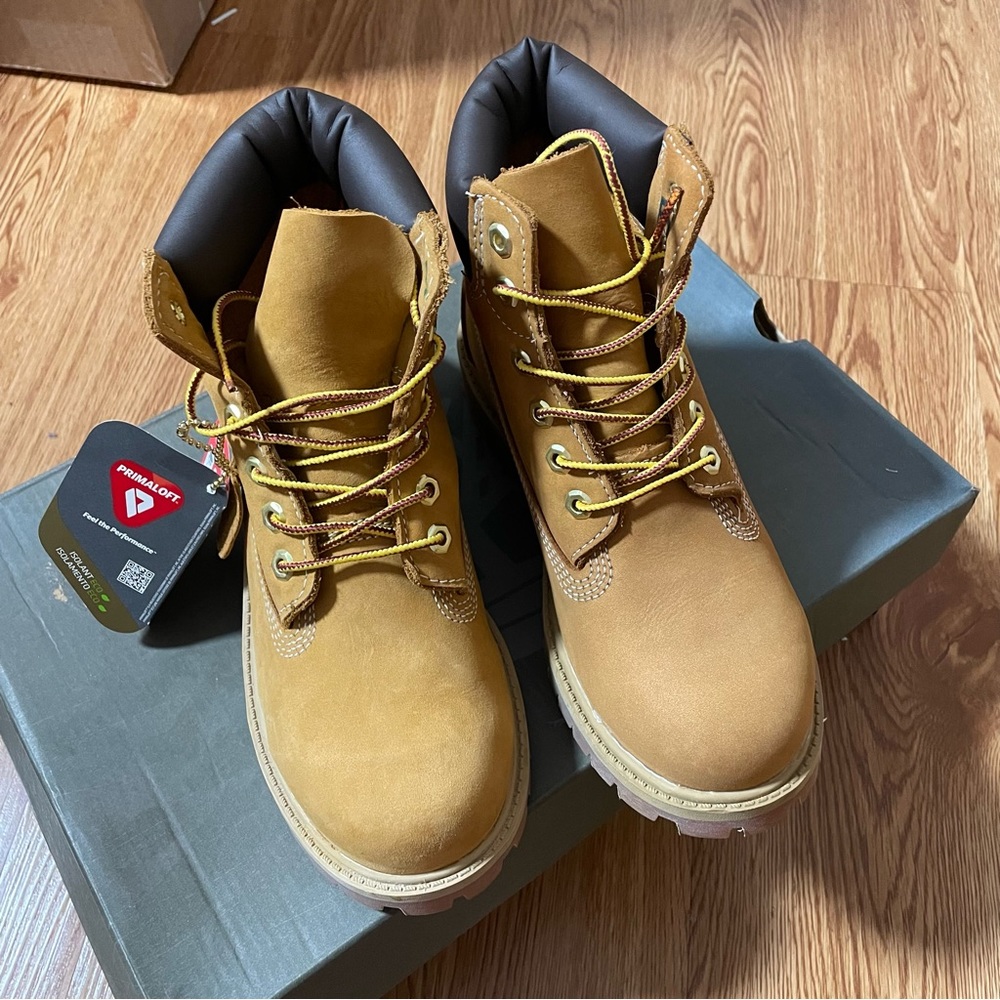 NWT YOUTH TIMBERLAND 6-INCH WATERPROOF BOOTS wheat nubuck / yellow size 2.5